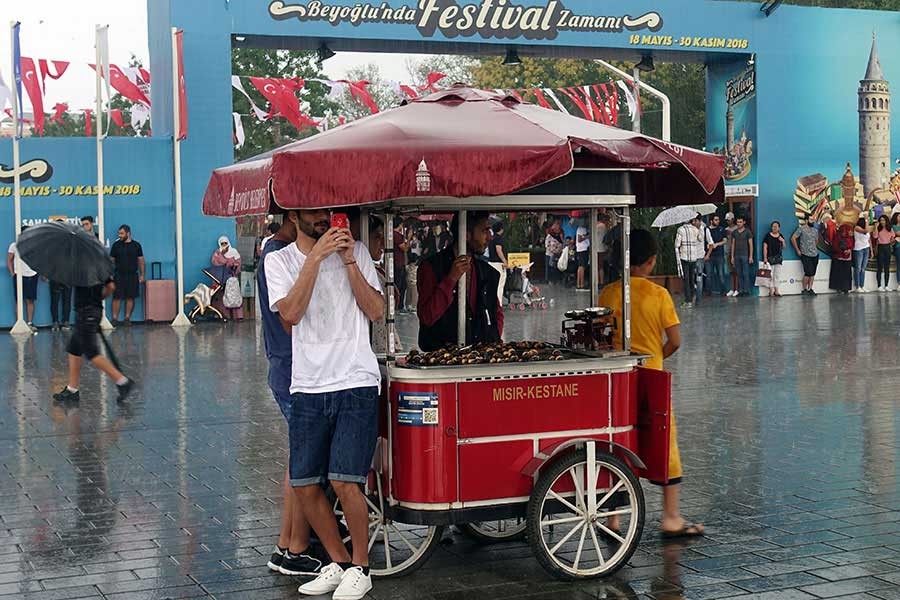 İstanbul'da aralıklarla etkili olan sağanak hayatı olumsuz etkiledi