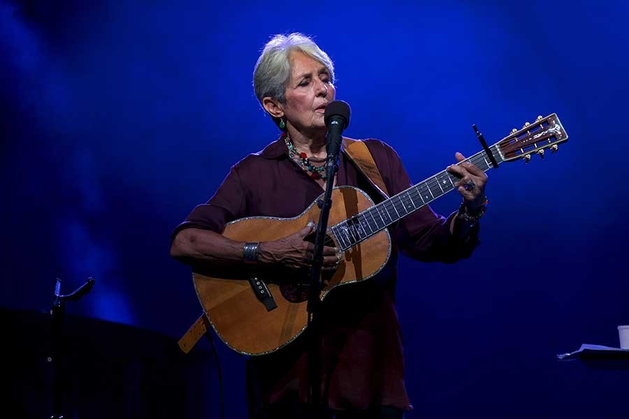 İstanbul’da Joan Baez rüzgarı