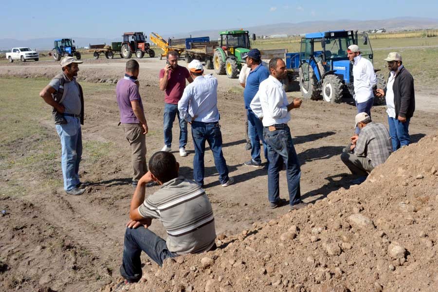 Erzurum'da köylüler traktörlerle yol keserek meralarına sahip çıktı