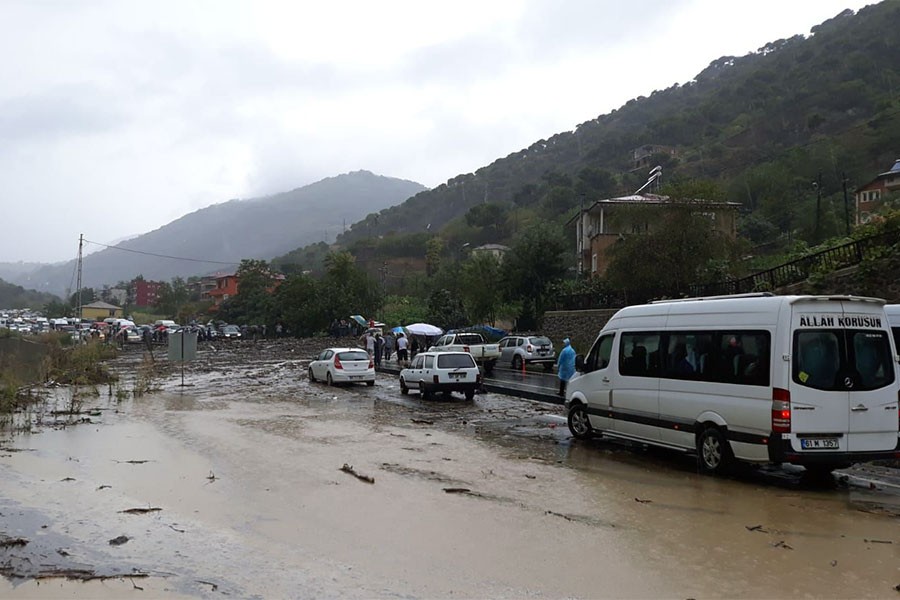 Trabzon'da yağış: Karayolu kapandı, binaları su bastı