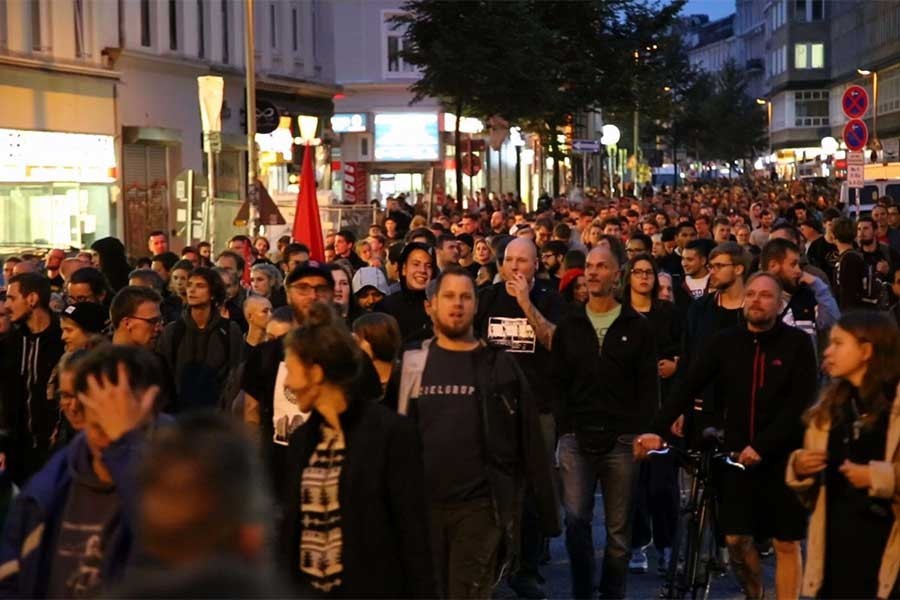 Hamburg’da 7 bin kişi ırkçılara karşı yürüdü