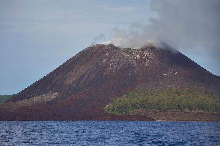 Endonezya'da Anak Krakatau Yanardağı faaliyete geçti