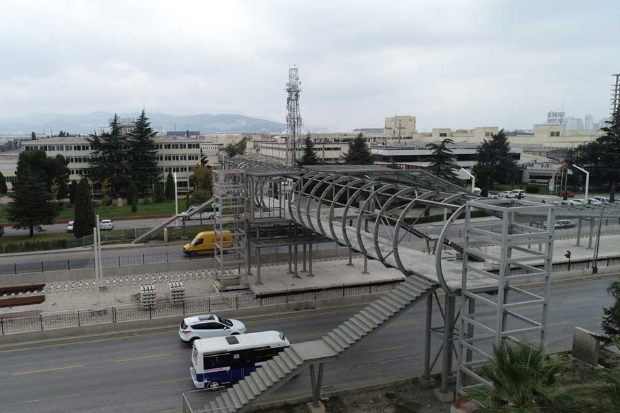 Bursa'da bitmeyen üst geçitler nedeniyle tehlikeli geçişlere tepki