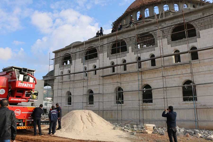 Cami inşaatında düşen işçi yaralandı