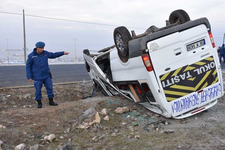 Kars'ta öğrenci servisi devrildi, 11 öğrenci yaralandı