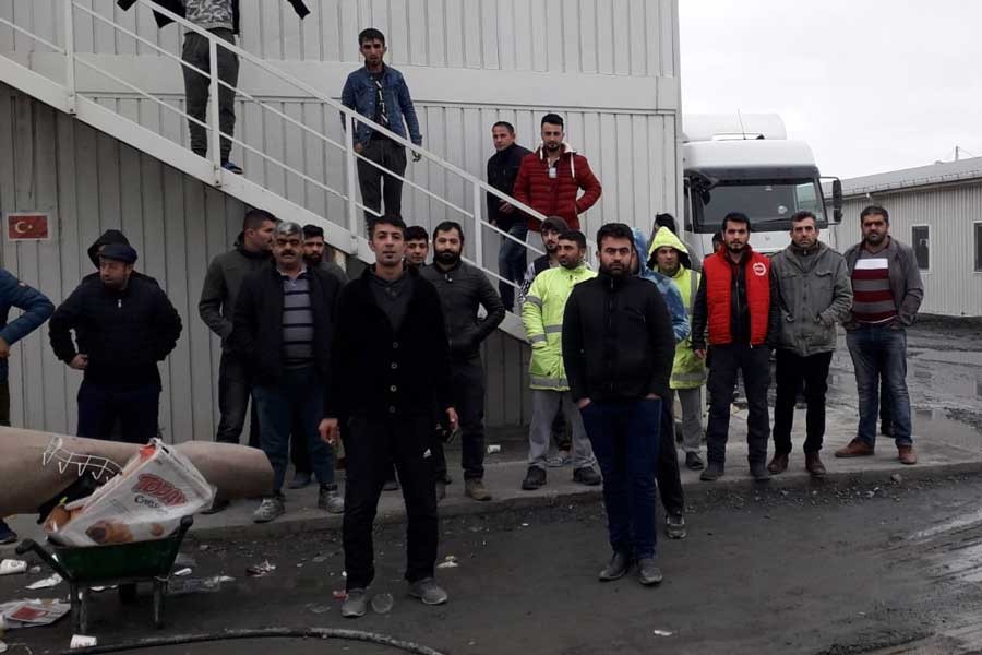 Havalimanı şantiyesinde işçiler gece yarısı kapı önüne koyuldu