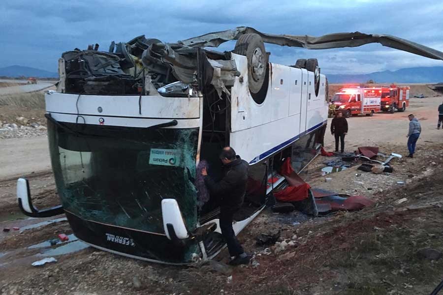 İzmir'de işçileri taşıyan servis kaza yaptı, çok sayıda yaralı var