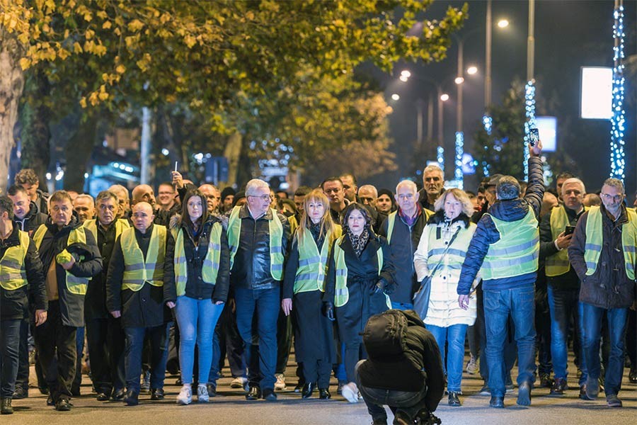 Karadağ'da 'sarı yelekli' protesto