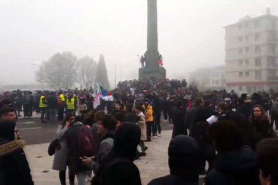 Fransa'da lise öğrencilerinin 'Kara Salı' protestoları sürüyor