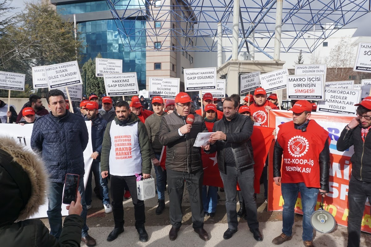 İşten atılan işçiler Makro Market önünde eylem yaptı