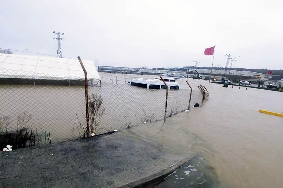 İstanbul'da kar başladı, sağanak su baskınlarına neden oldu