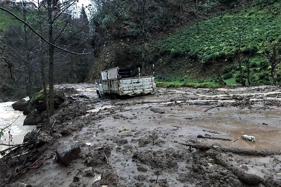 Rize'de sağanak sel ve heyelana yol açtı, yollar kapandı