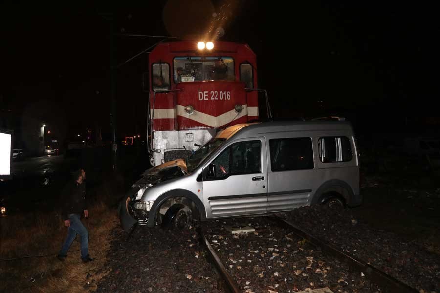 Niğde'de yük treni ticari araca çarptı: 1 ölü 1 yaralı