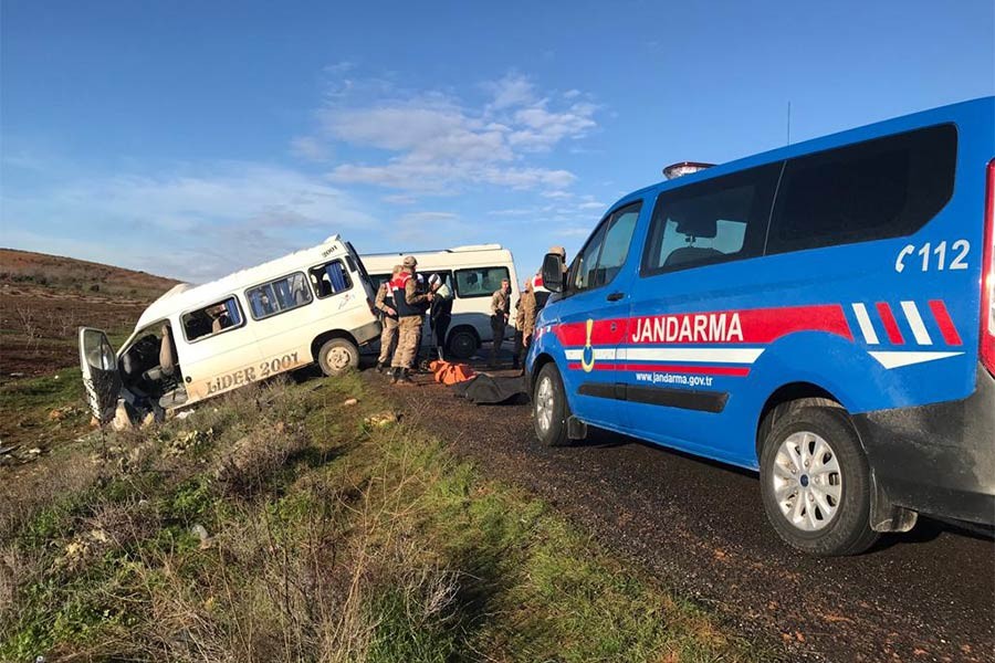 Suruç'ta işçi minibüsüyle öğrenci servisi çarpıştı: 3 ölü 10 yaralı