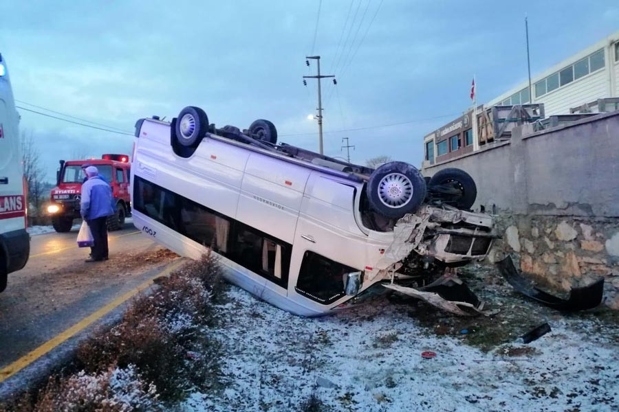 Öğrenci servisi buzlanan yolda devrildi: 11 öğrenci ve şoför yaralandı