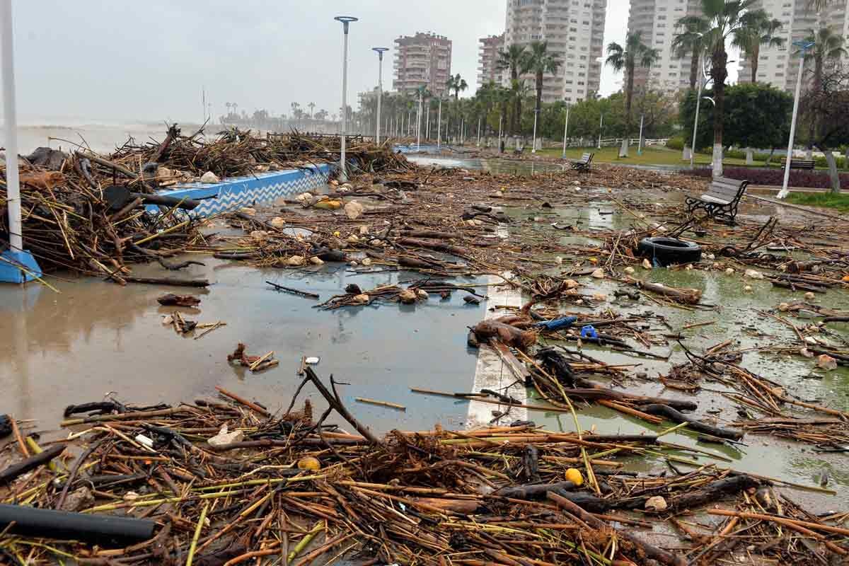 Mersin'de heyelanda ev çöktü, 1 kişi yaralandı