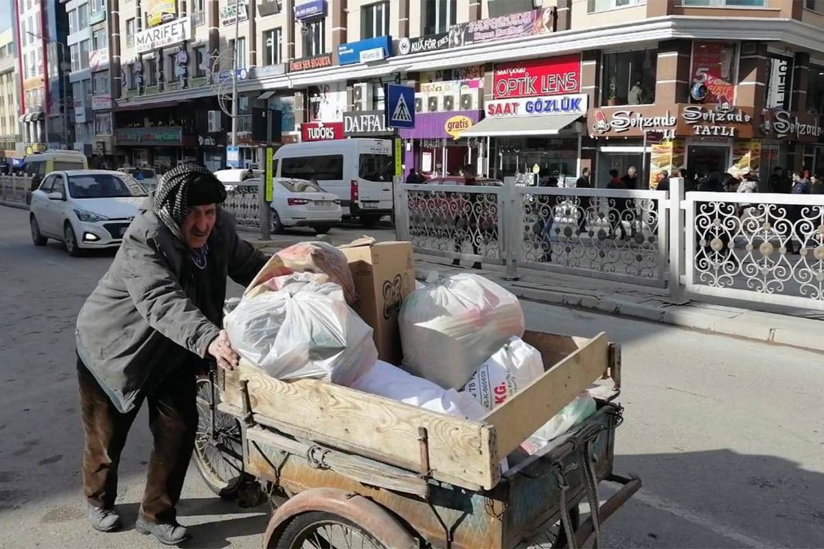 Dondurucu soğukta ekmek kavgası