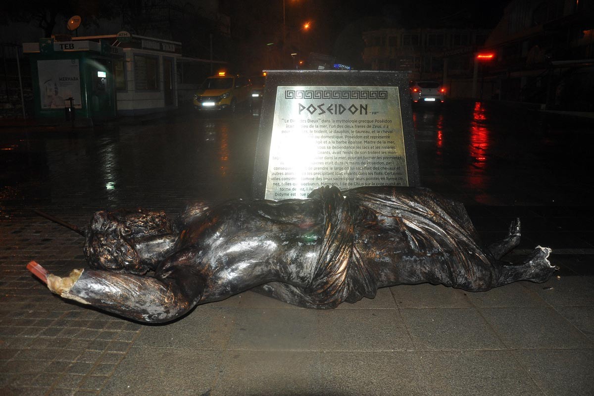 Didim'de etkili olan fırtına Poseidon heykelini devirdi