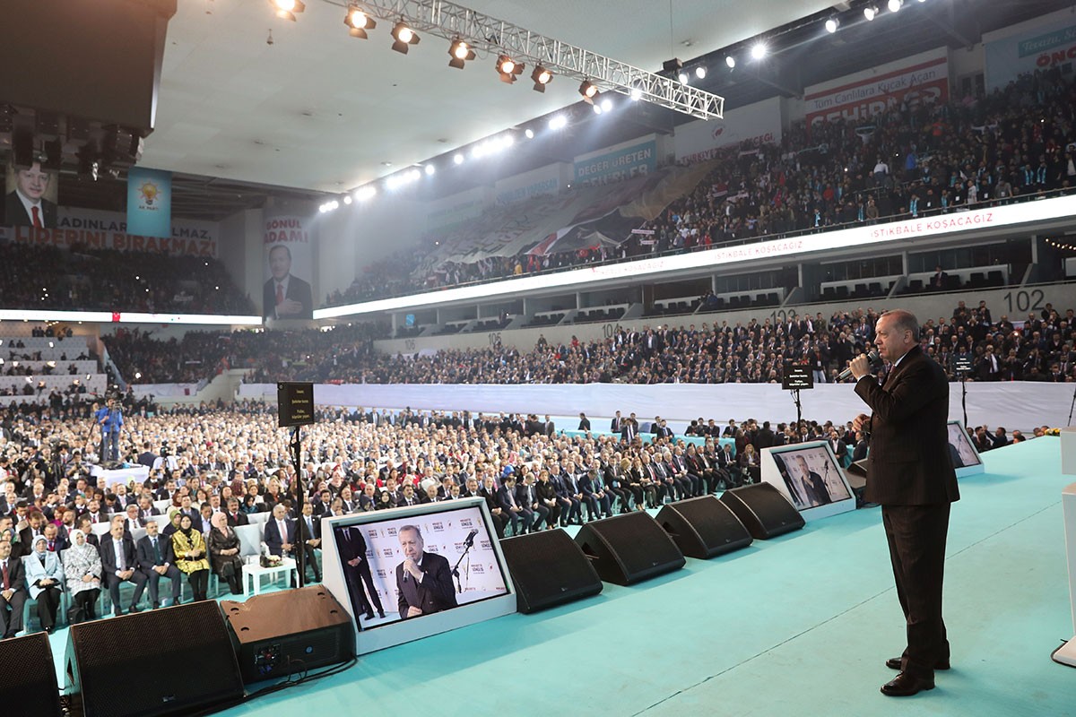 AKP seçim manifestosu: 25 yılda 'yeni bir düzen'den 'düzenin bekası'na