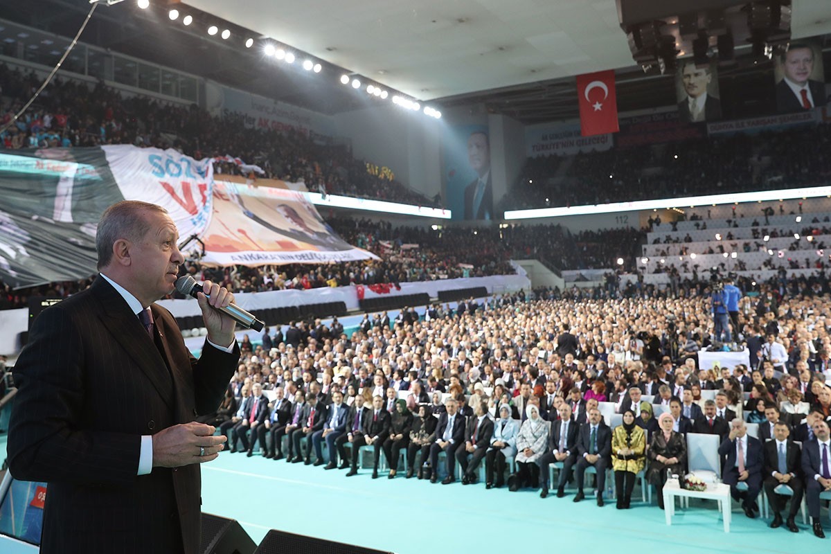 AKP manifestosu mu, CHP’yle HDP tartışması mı?