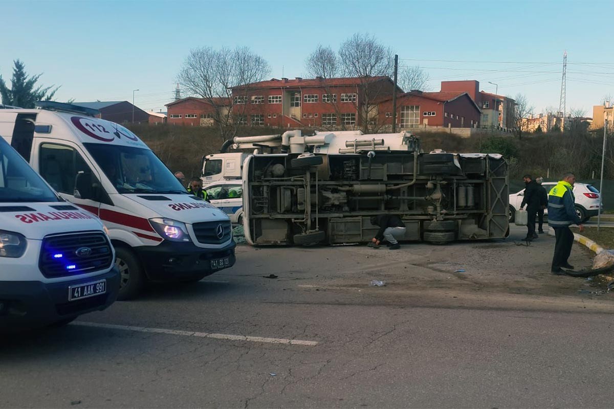 İşçileri taşıyan midibüs ile hafif ticari araç çarpıştı: 6 yaralı