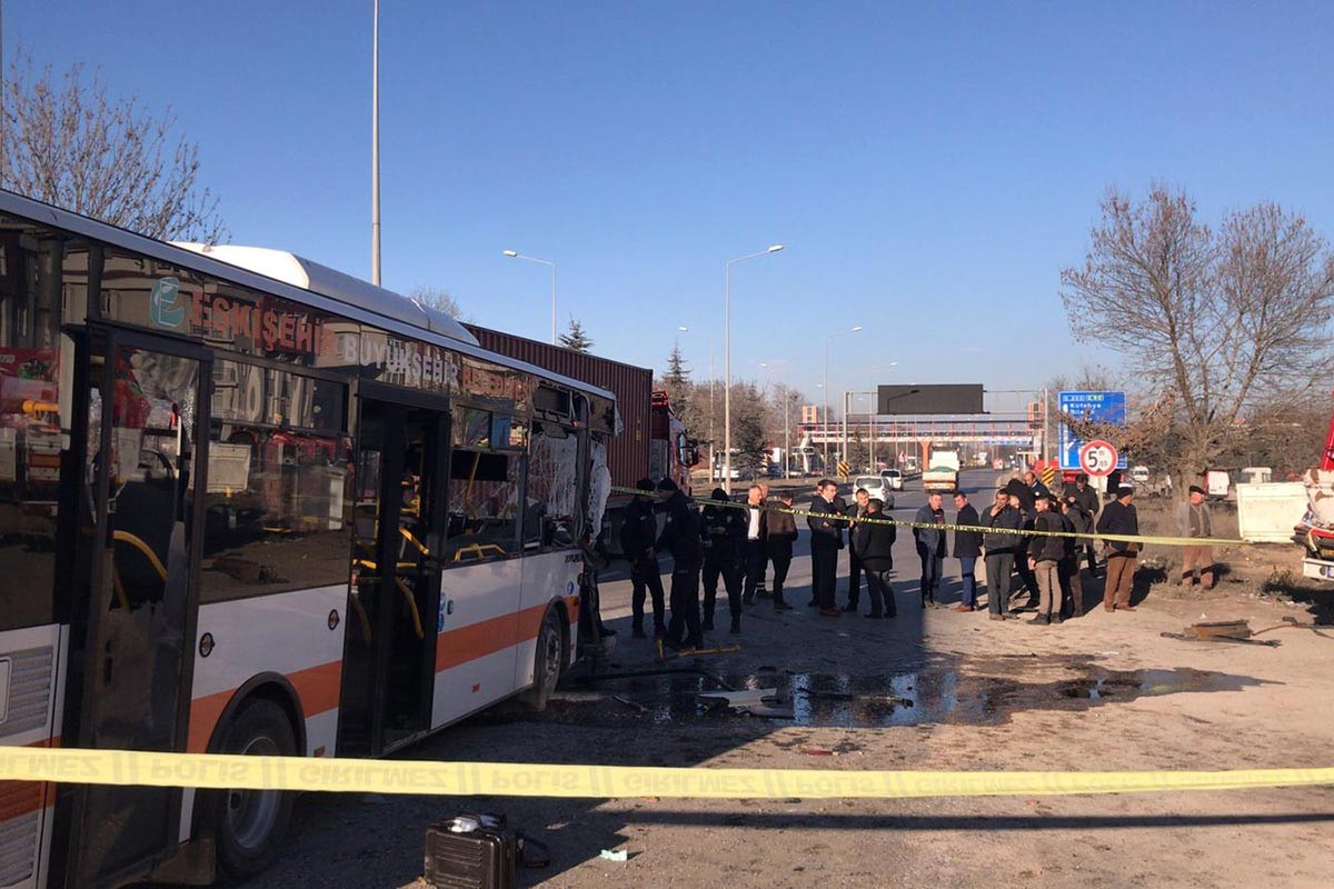 Eskişehir'de halk otobüsü TIR'la çarpıştı: 1 kişi yaşamını yitirdi