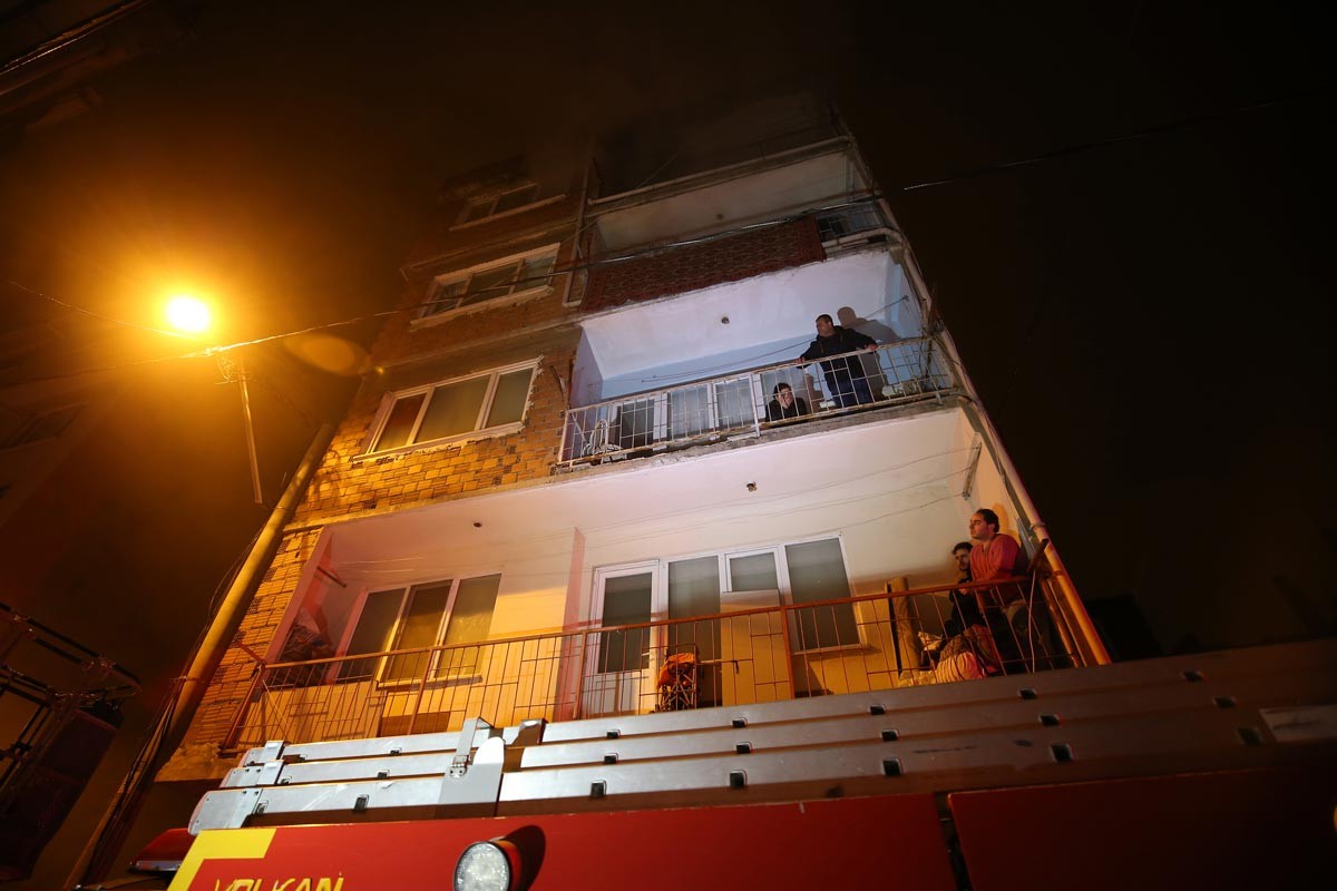 Yangında mahsur kalan bina sakinleri, balkonda kurtarılmayı bekledi