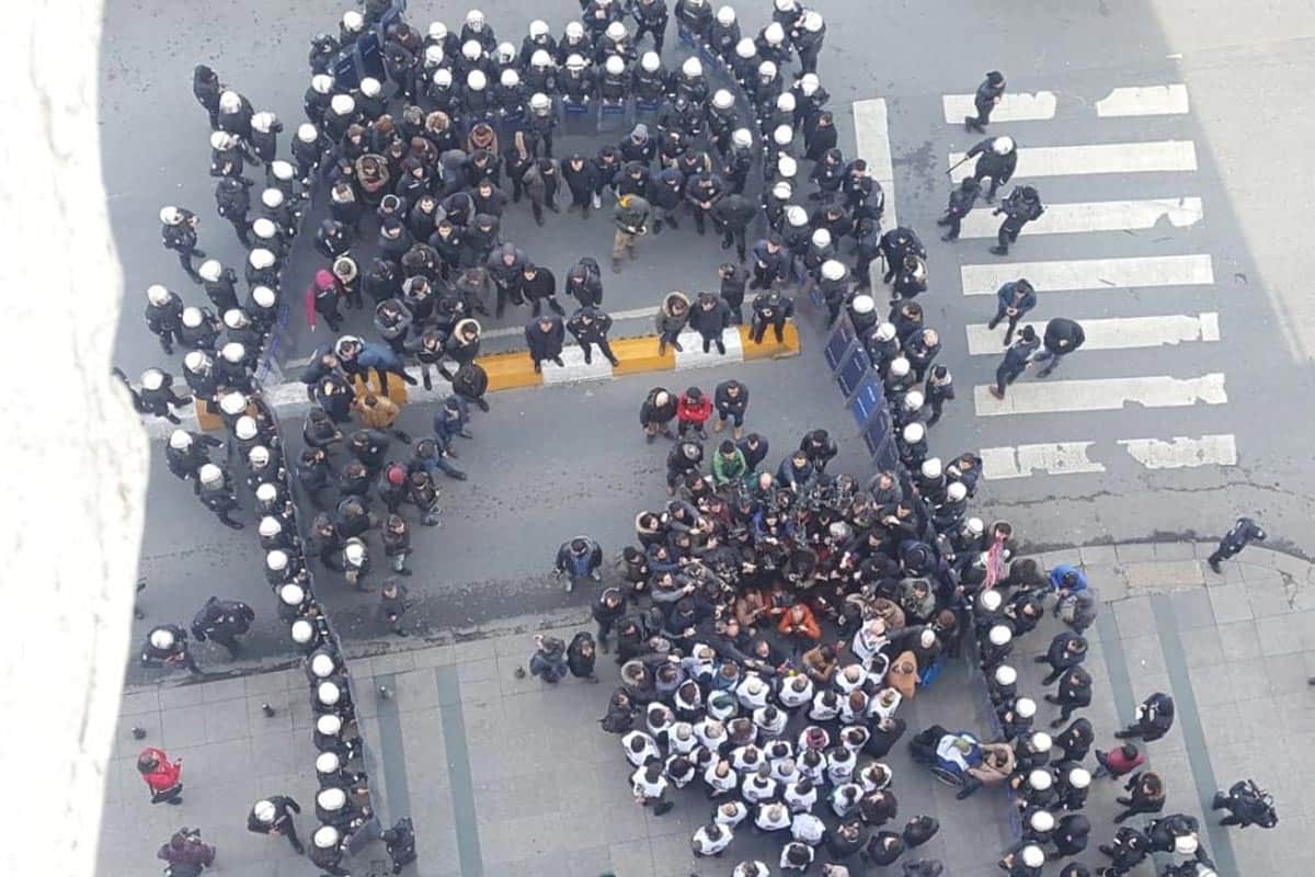 HDP'li vekiller Leyla Güven için toplandı, polis yürüyüşü engelledi