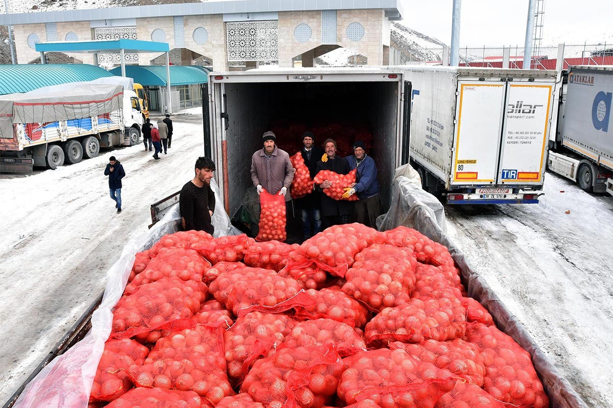 İran soğanları satışta: İthal soğan 4 yerlisi 5 lira