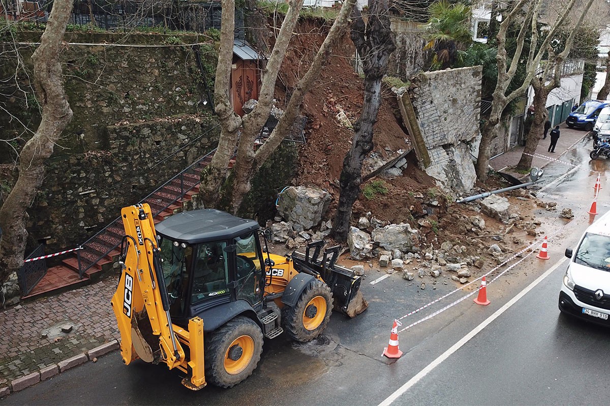 Beykoz’da istinat duvarı çöktü