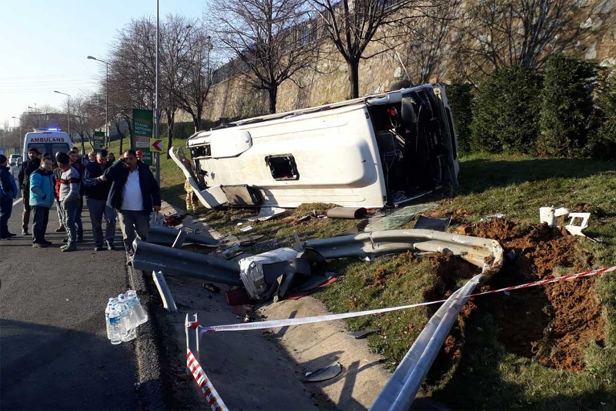 Bayrampaşa'da işçi servisi devrildi, 11 kişi yaralandı