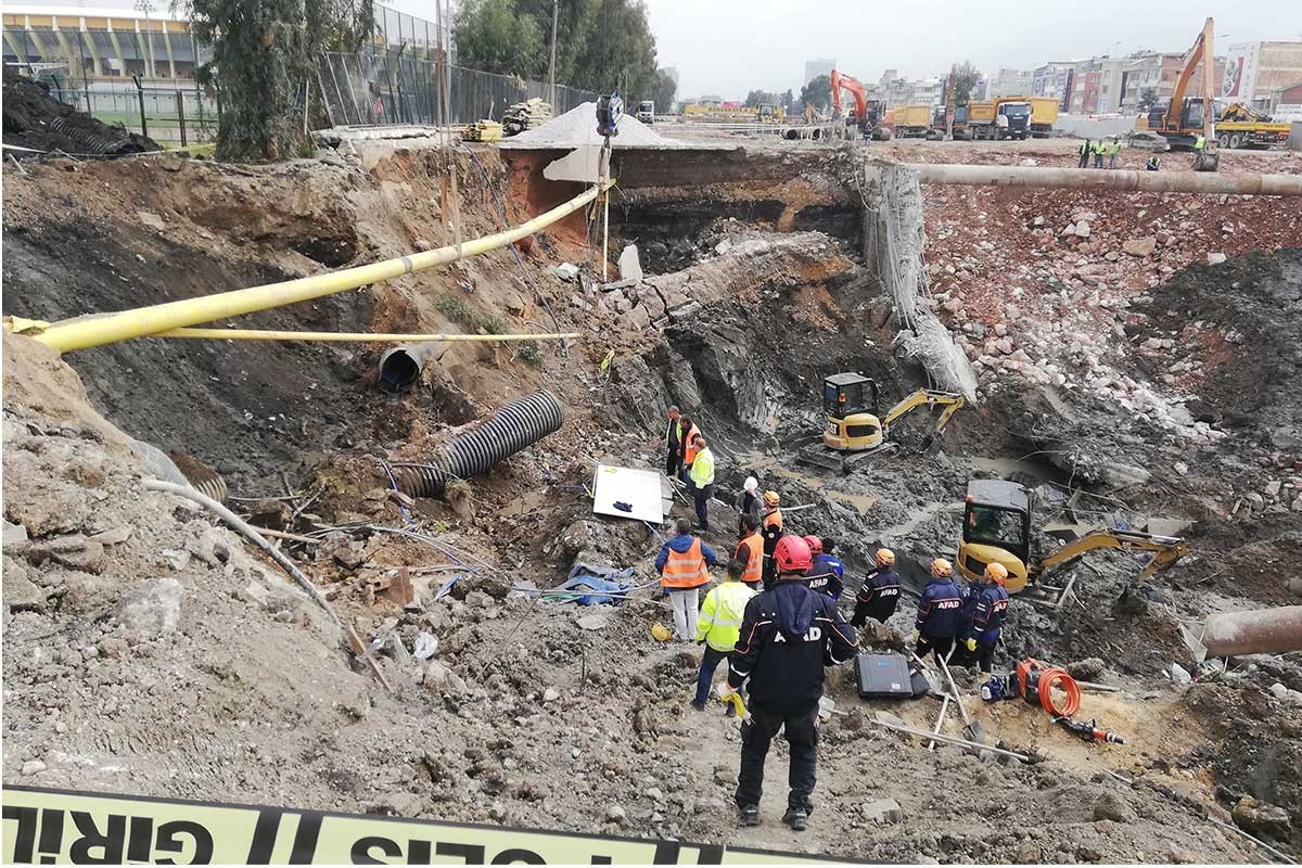 İzmir'deki metro göçüğünde işçilerin cansız bedeni çıkarıldı