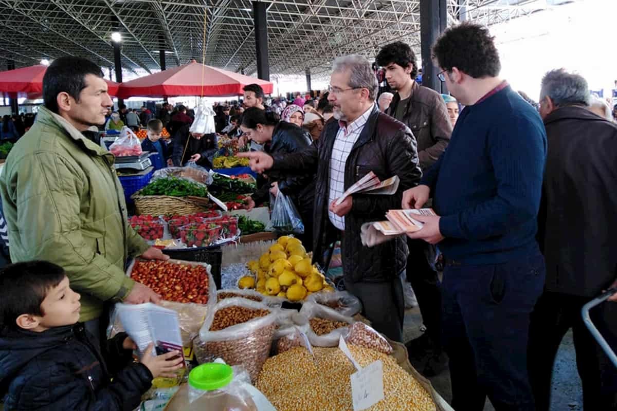 Pazardaki yurttaş, Denizli bağımsız adayına dert yandı: Taş mı yiyelim