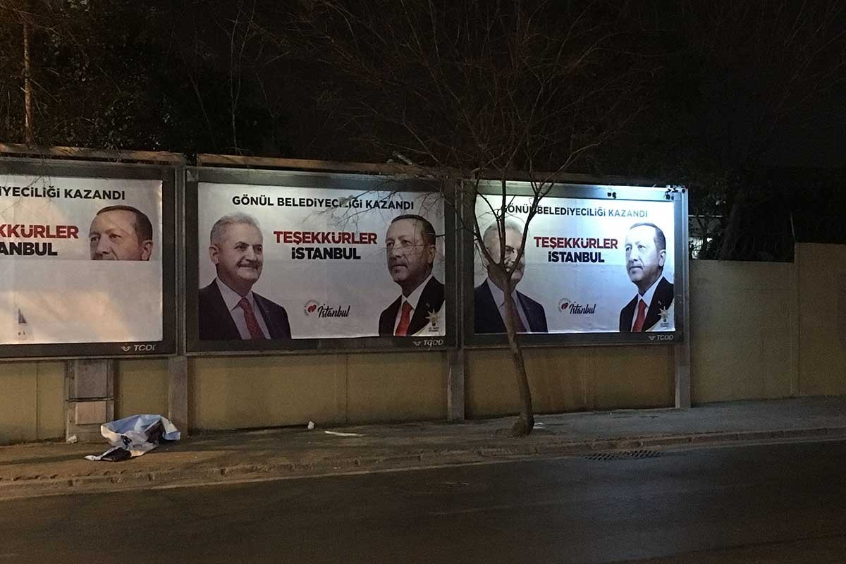 Kadıköy'de panolara Binali Yıldırım'ın "kazandık" afişi asıldı