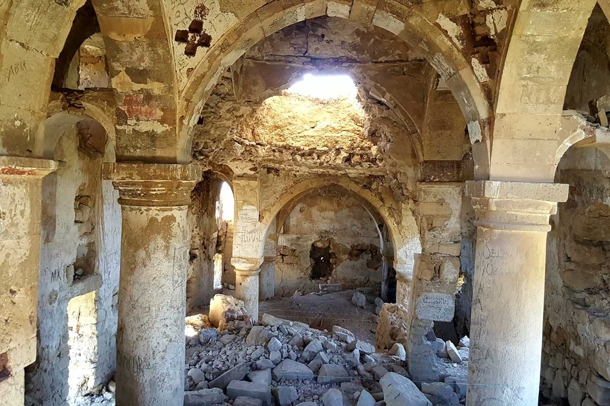 Bakımsızlığa terk edilen tarihi Surp Kevork Manastırı çöktü!