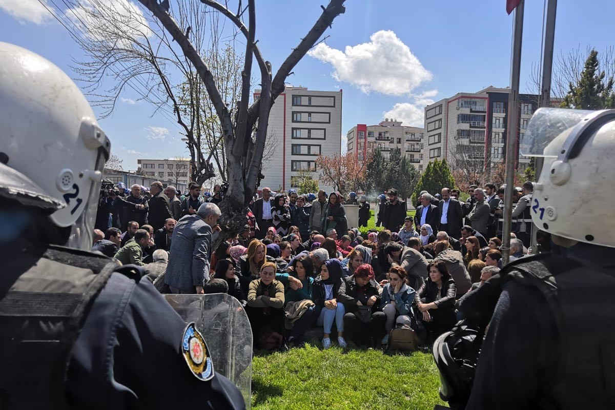 KHK'li seçilmişlere mazbata verilmemesi Diyarbakır'da protesto edildi