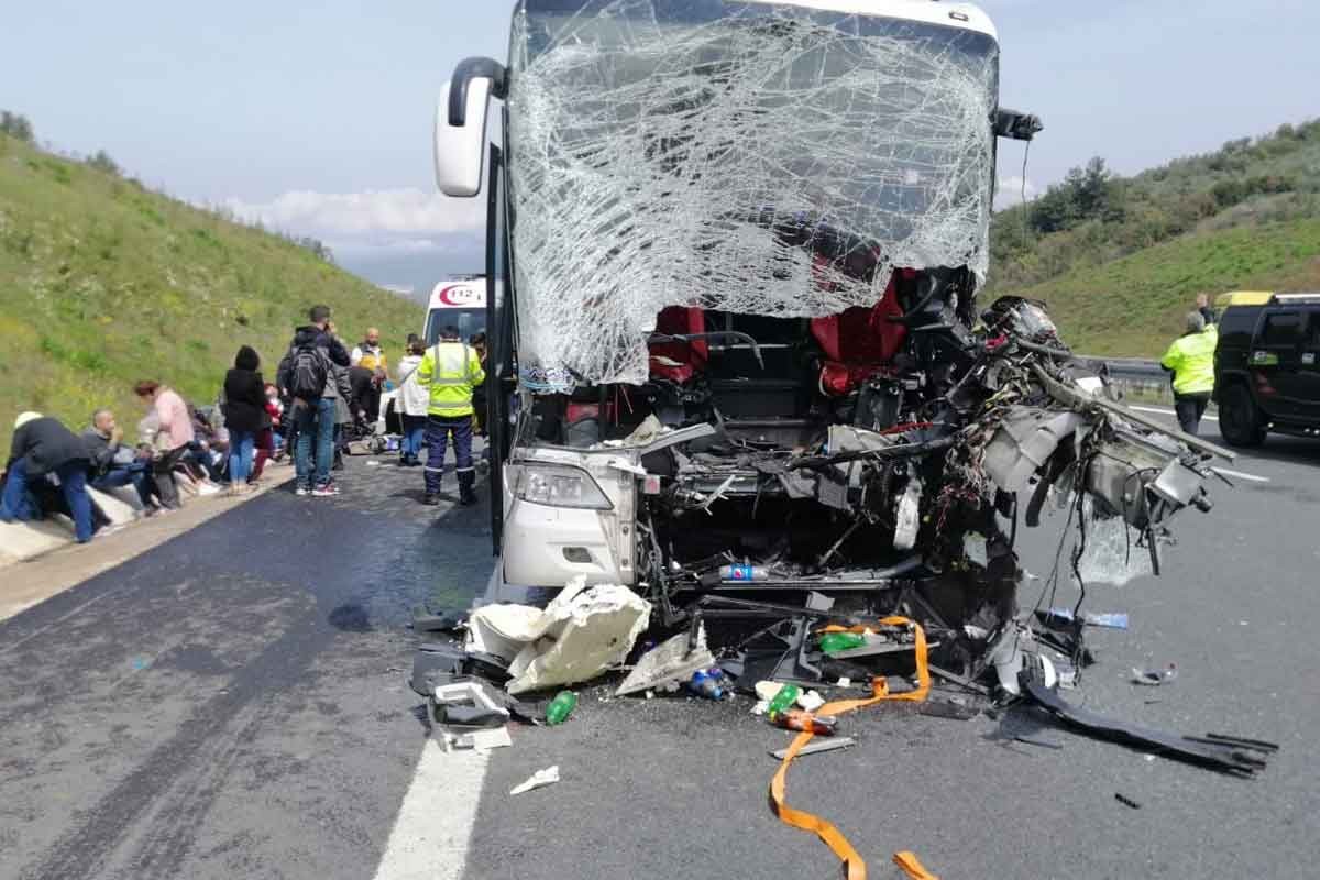 Yolcu otobüsü, demir yüklü kamyona çarptı: 2'si ağır 20 yaralı