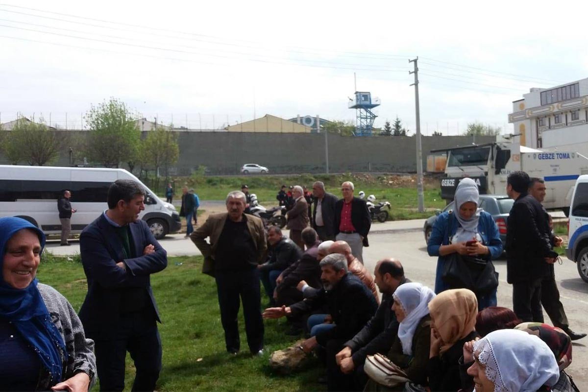 Medyanın açlık grevi 'sessizliği' Fox TV önünde protesto edildi