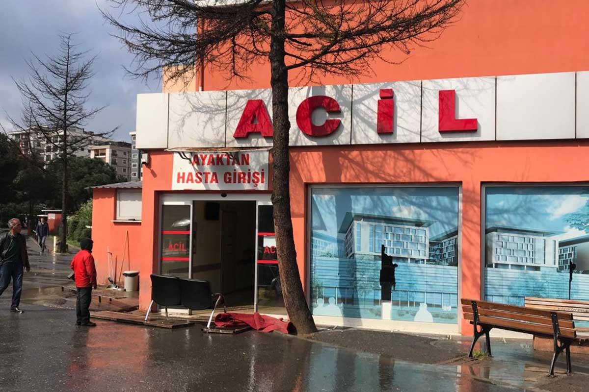 Kadıköy'de acil servisi su bastı, hastalar tahliye edildi