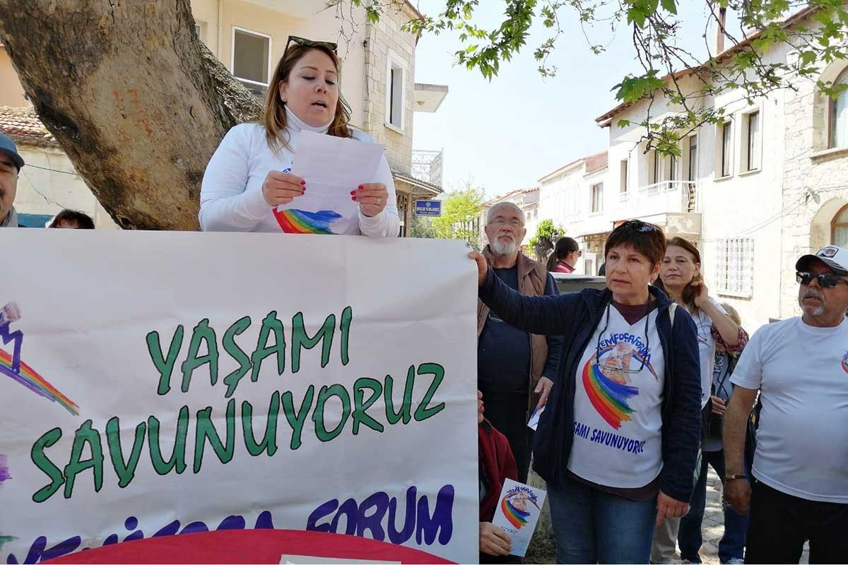 İzmir'de Yenifoça Mahallesi halkı elektrik kesintilerini protesto etti