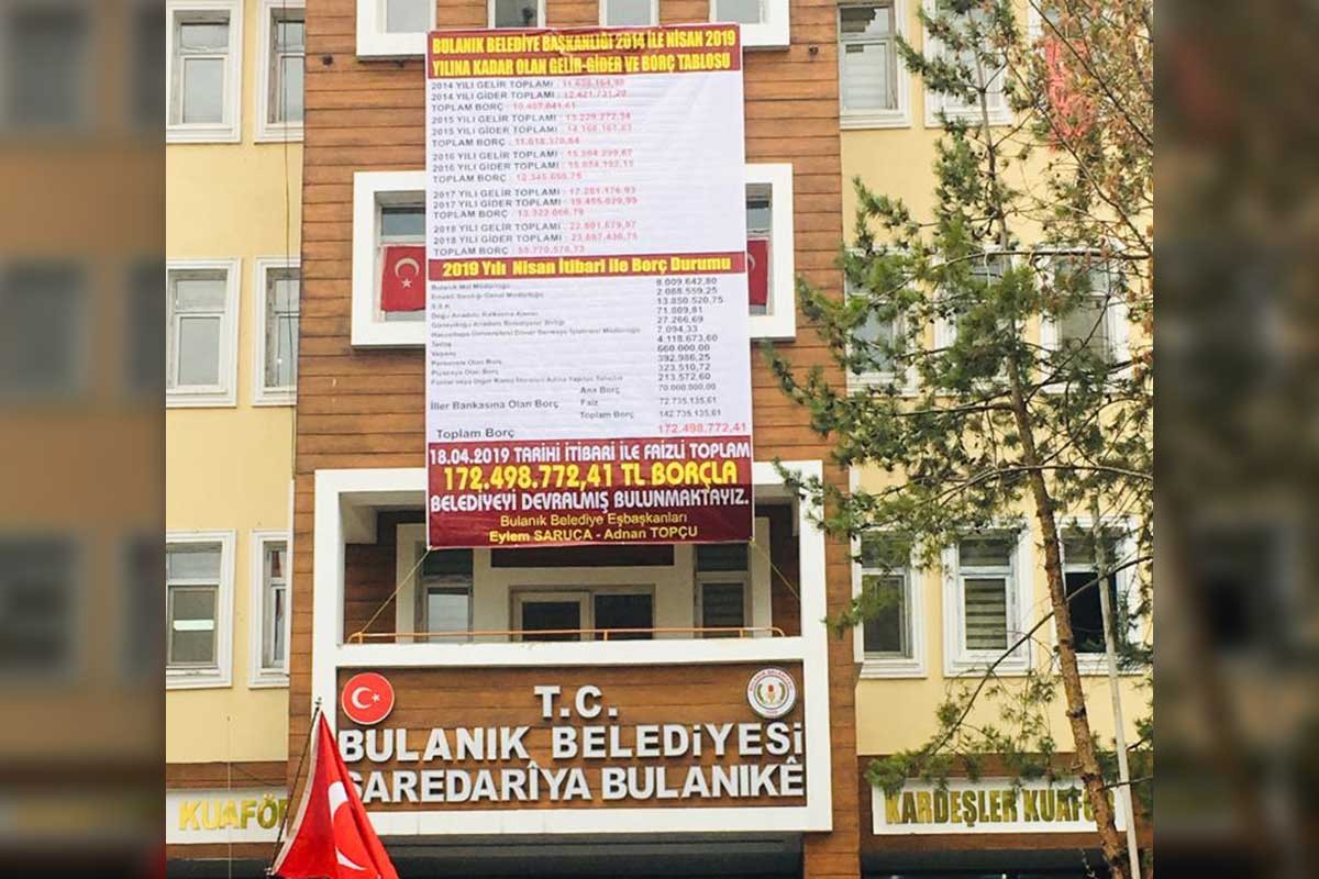 Eski kayyum, belediyenin “borç bilgilendirme” pankartını indirtti