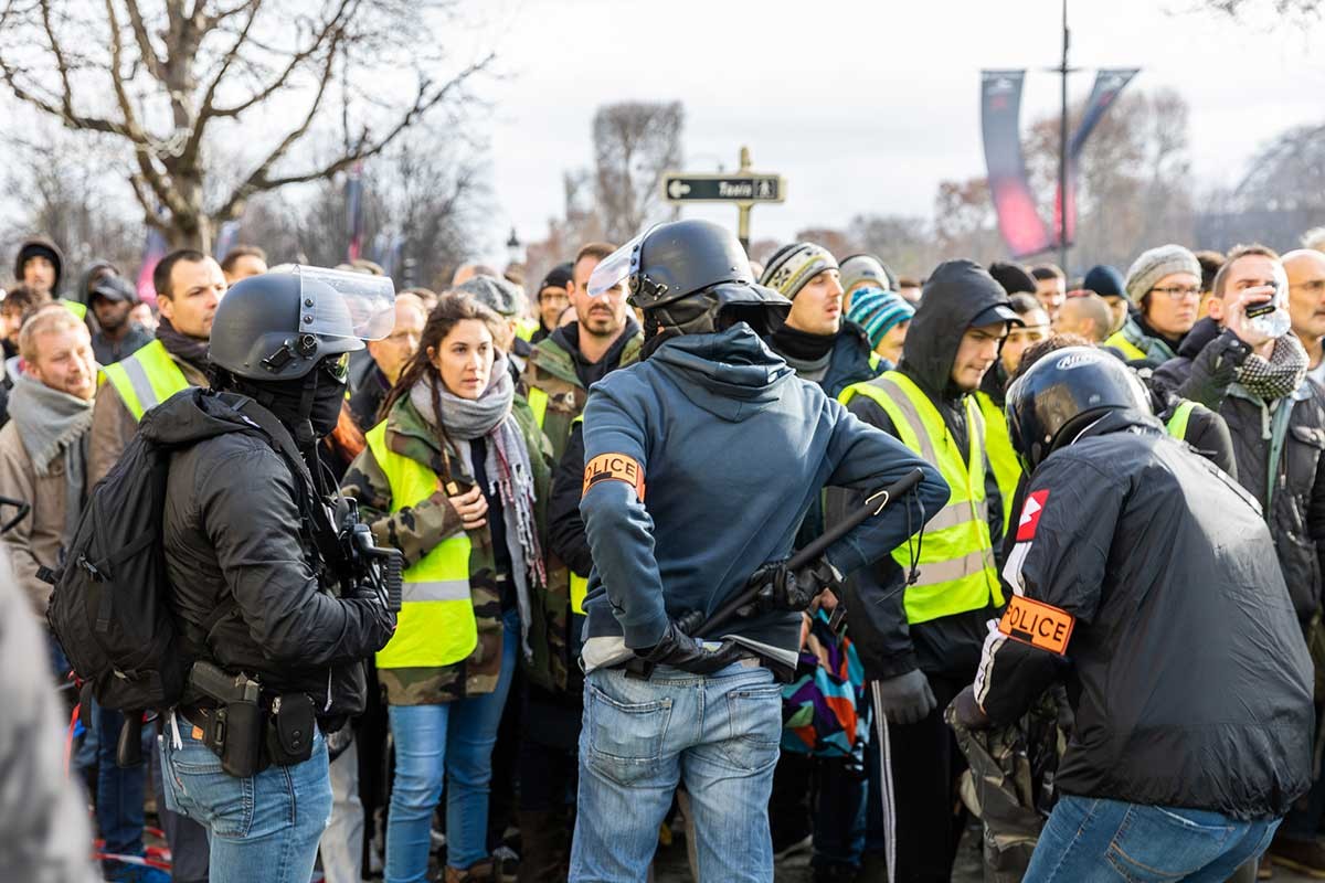 Macron demokrasisi: 23 kişi kör oldu, 5 kişinin eli koptu!