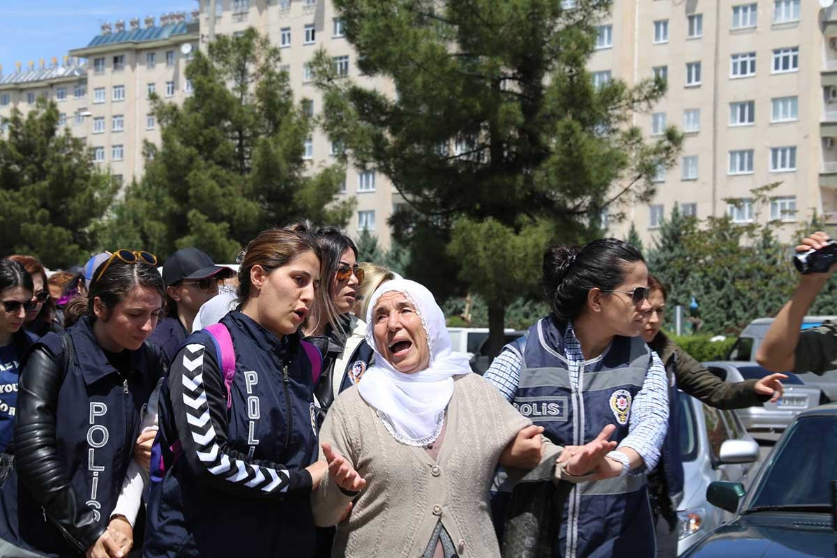 Diyarbakır Barosu: Deli gömleği giydirilmiş bir demokrasi