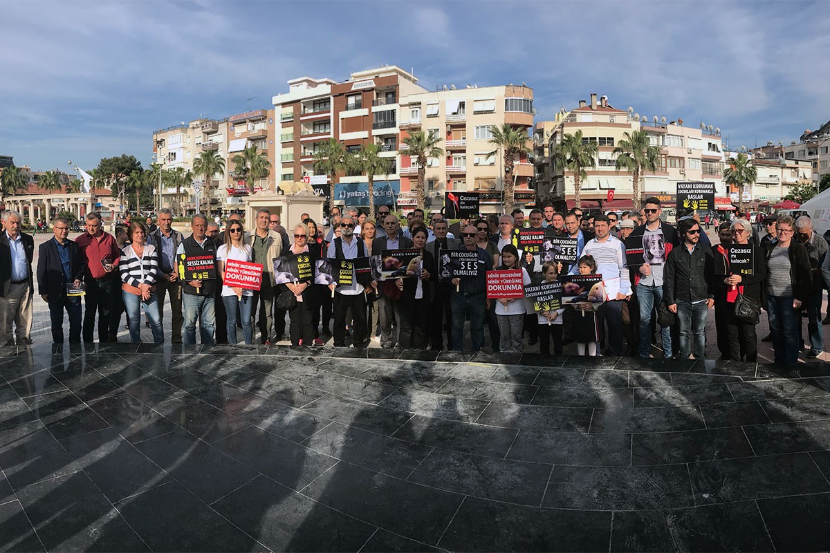 Menemen’de kitle örgütleri artan çocuk istismarlarını protesto etti