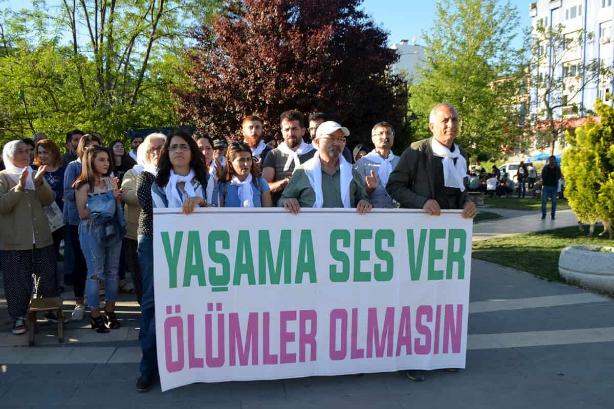 HDP Dersim İl Örgütü, açlık grevi ve ölüm oruçlarına dikkat çekmek için başlattığı oturma eylemini sürdürdü