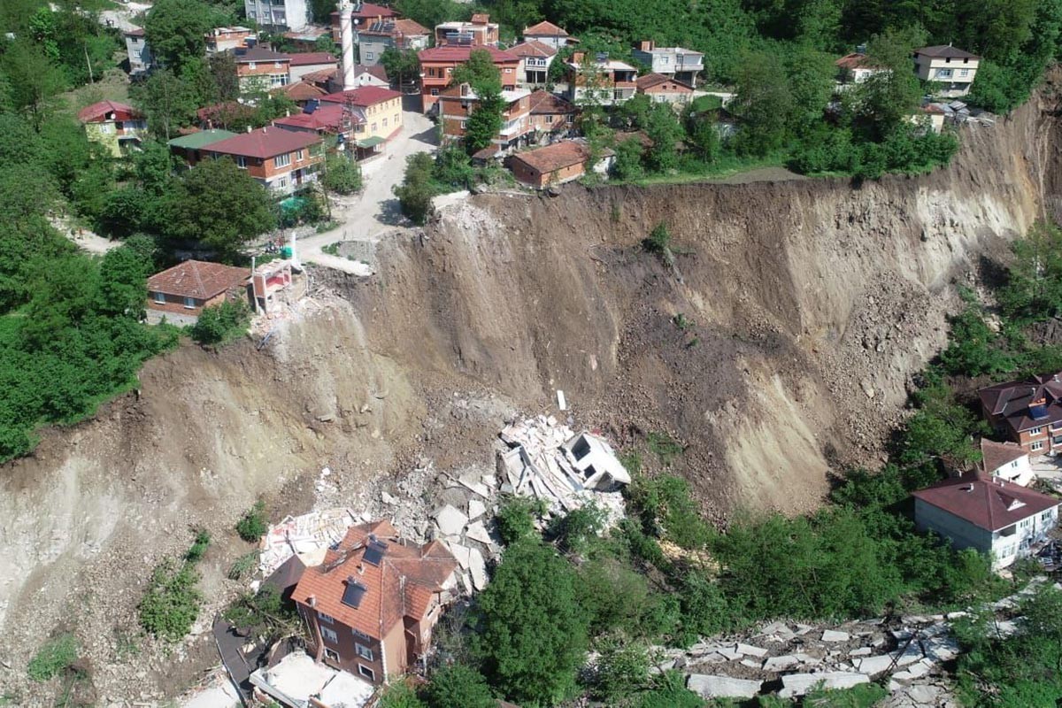 Ordu Aybastı'da heyelan sebebiyle 15 bina yıkıldı