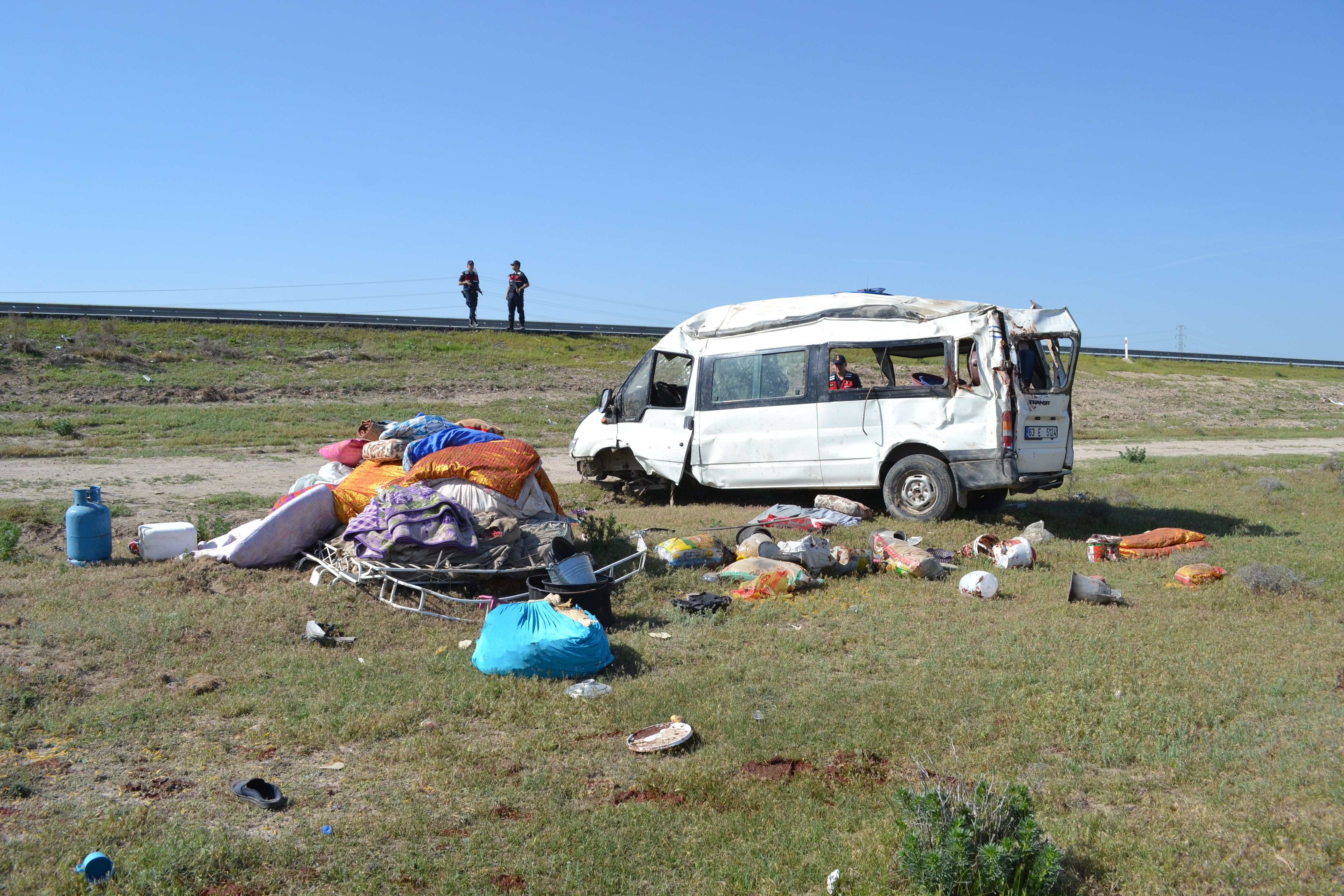 Aksaray'da tarım işçilerini taşıyan minibüs devrildi: 13 yaralı