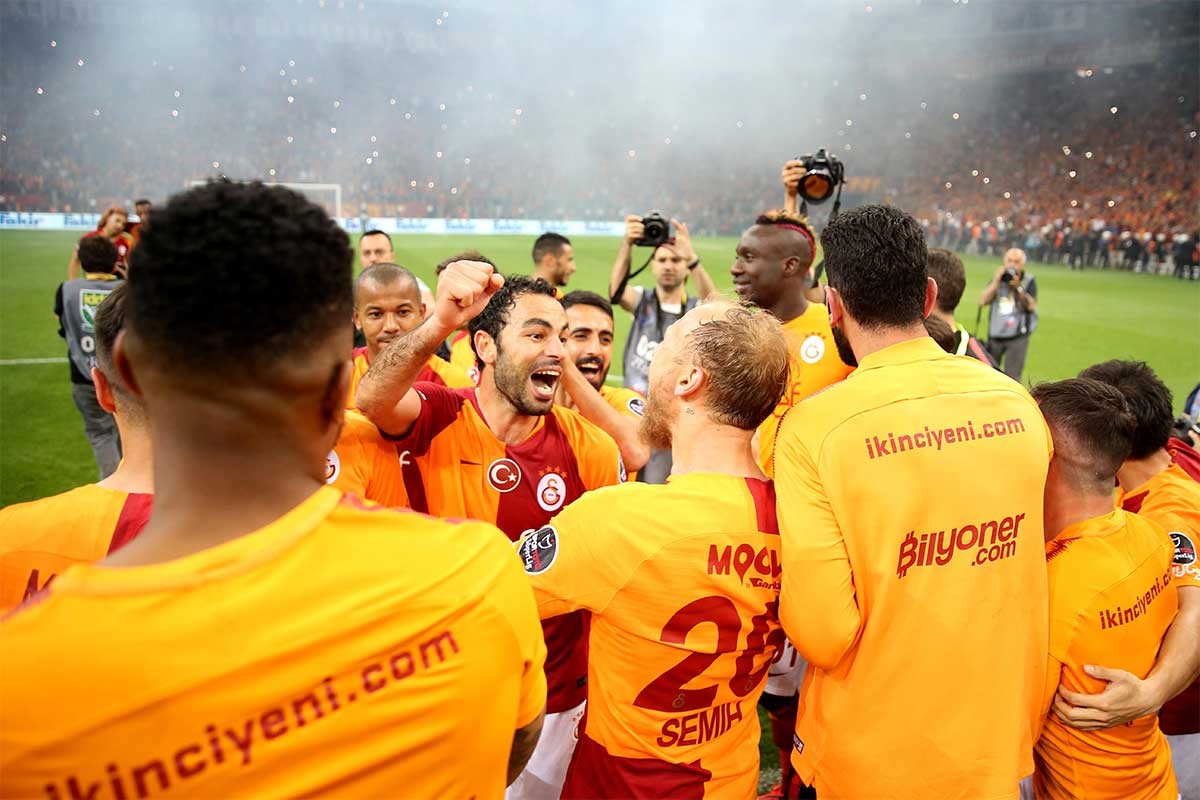 Maç bitiminde Galatasaraylı futbolcular şampiyonluğu kutladılar.