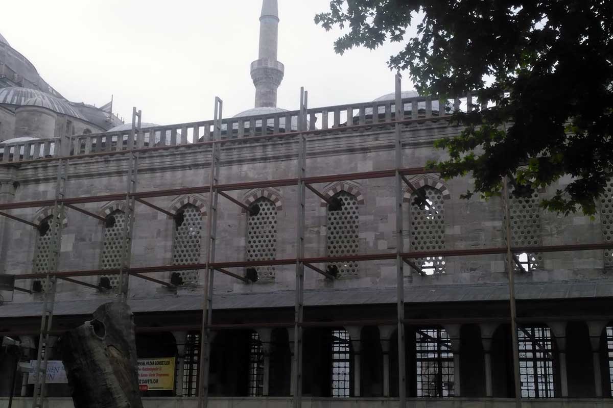 Sultanahmet Camisi restorasyonunda pencerelerin kırılması tepki çekti