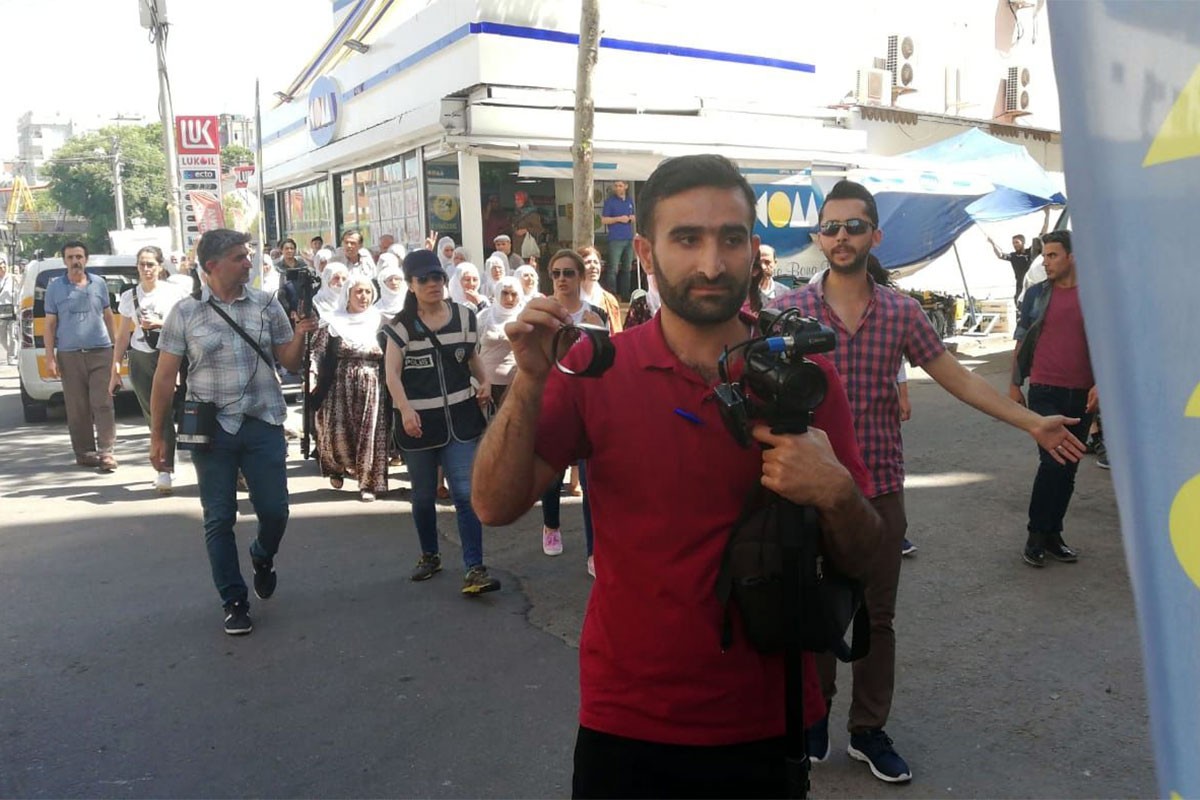 Açlık grevi eylemini takip eden MA muhabirinin kamerası polislerce kırıldı.